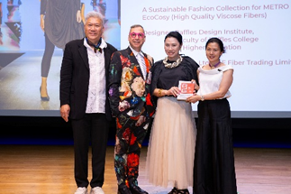 Mr Johnny YONG (SF Fiber), Mr Giuseppe (Joe) SPINELLI (RafflesDesign), and Ms Christy WONG receiving the award.